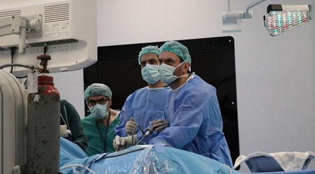 Akdeniz Üniversitesinde bugün yapılan ameliyatlar  20 ülkeden canlı takip edilebiliyor
