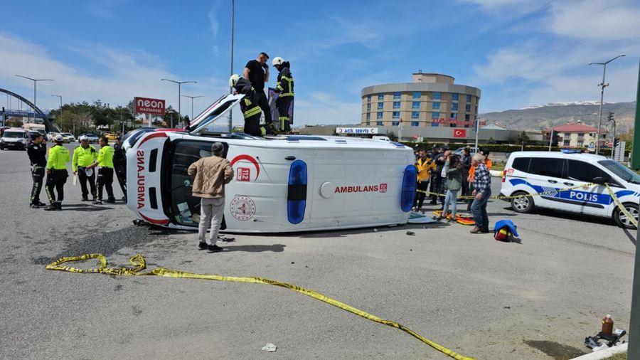 Erzincan'da otomobil ile ambulans çarpıştı: 6 yaralı