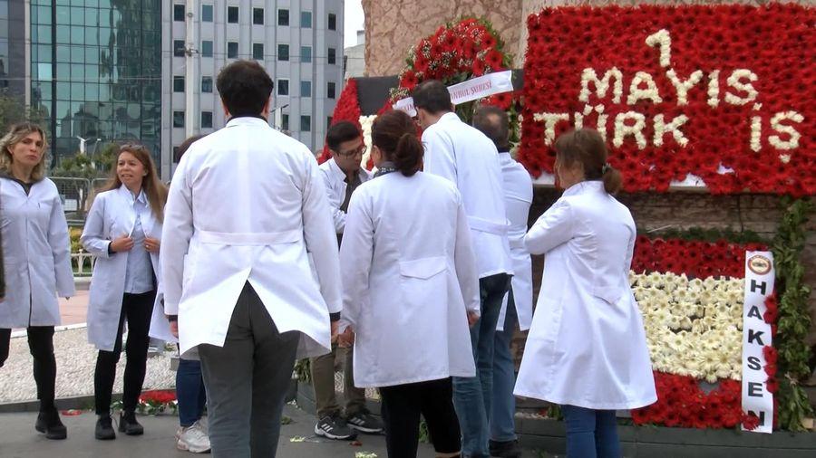 Hekim Birliği Sendikası Taksim Cumhuriyet Anıtı'na çelenk bıraktı