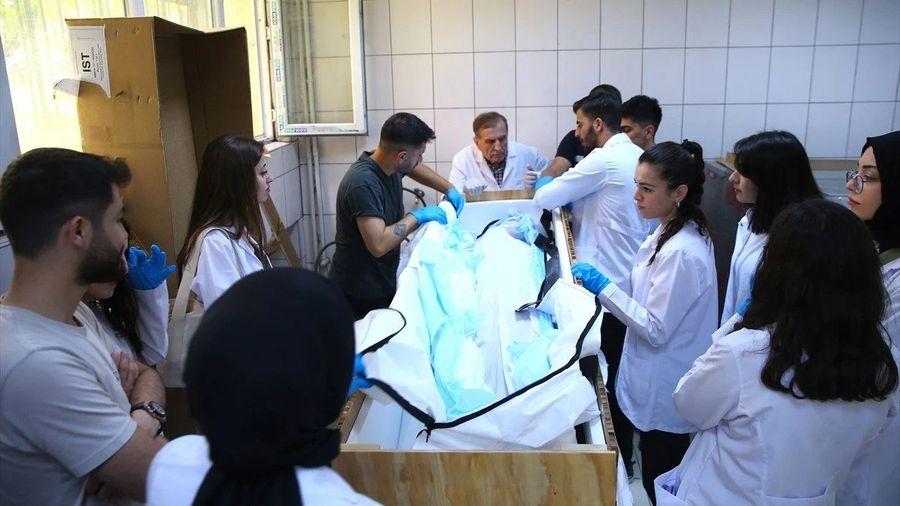 ABD'den uçakla getirtildi: Diyarbakır'da tıp öğrencileri kadavra üzerinde eğitim görüyor