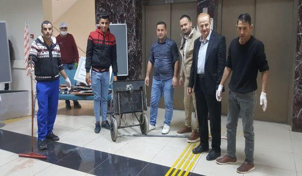Mesai bitti boyalar çıktı, hastane personelleri çalıştıkları hastaneyi boyadı