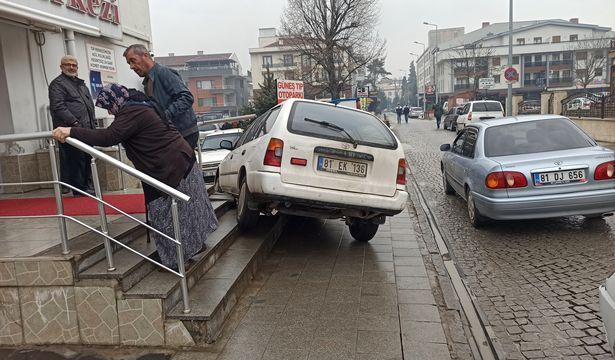 Kaza yaptı, hastane merdivenlerinde asılı kaldı