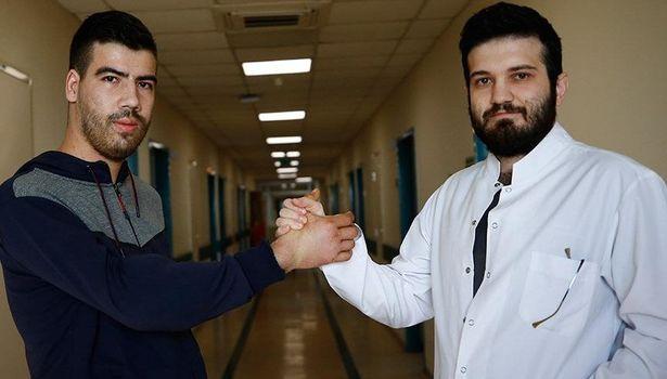 Çift kol nakli olan Yusuf ilk kez doktoruyla tokalaştı
