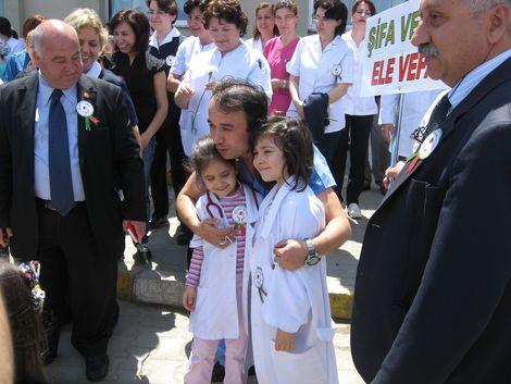 Miniklerden sağlık çalışanlarına büyük moral