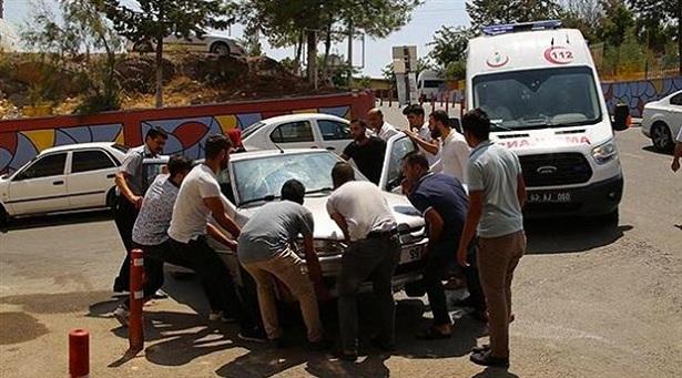 Acil girişi kapandı... Ambulansa yolu vatandaş açtı 