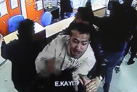 Adana'da 200 kişi hastane bastı! / Video haber