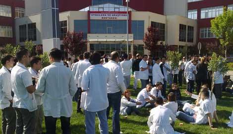 Başhekimlikten bekledikleri açıklamayı alamayan ADÜ'lü asistanlar eylemde