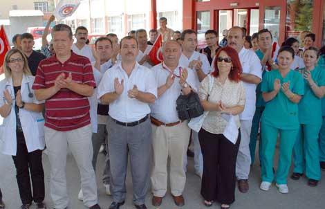 Mesai saatinin tekrar 9 saate çıkarılması protesto edildi