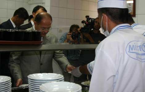 Akdağ sağlık çalışanlarıyla yemek yedi