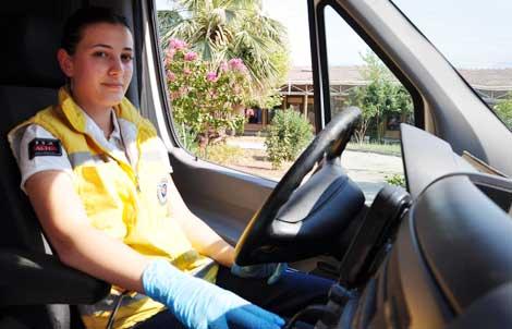 Kadın ambulans şoförleri yaralıya da yardım ediyor