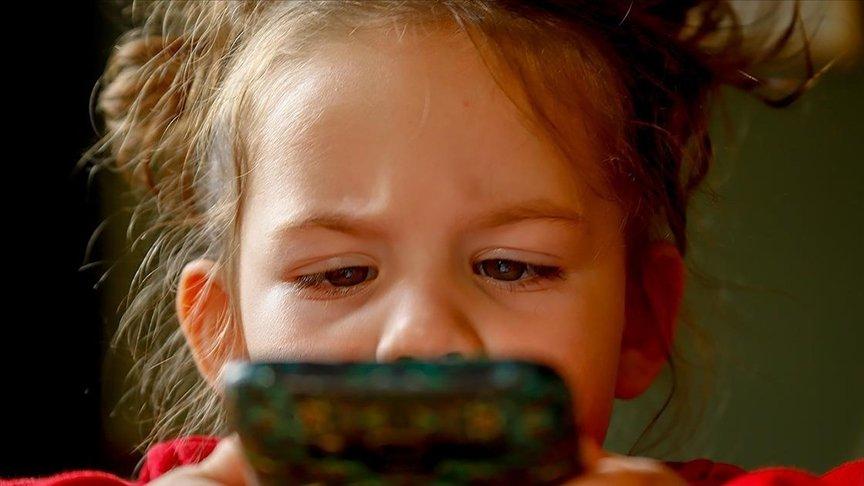 Akıllı telefon bağımlısı çocuklarda psikoz riski daha yüksek