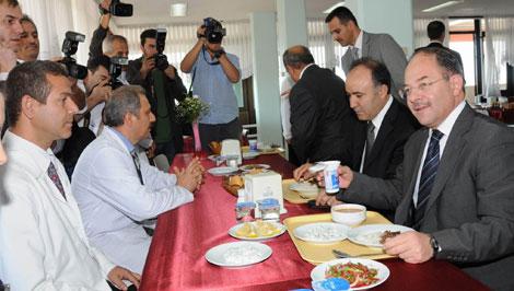 Personelle yemek yedi