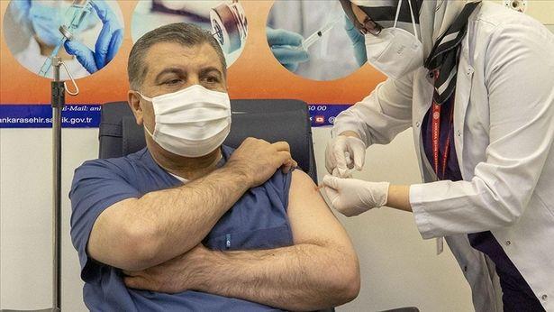 Bakan Koca kendisi ve ailesinin aşı olmadığı iddialarını yalanladı: Türkiye'de ilk aşıyı ben oldum