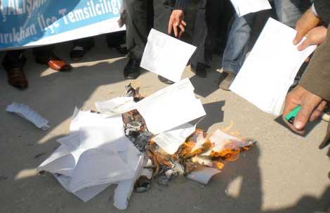 Sağlık çalışanları maaş bordrolarını yaktı