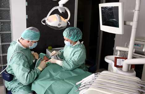 Diş hekimleri tıp fakültelerinde çene cerrahisine karşı