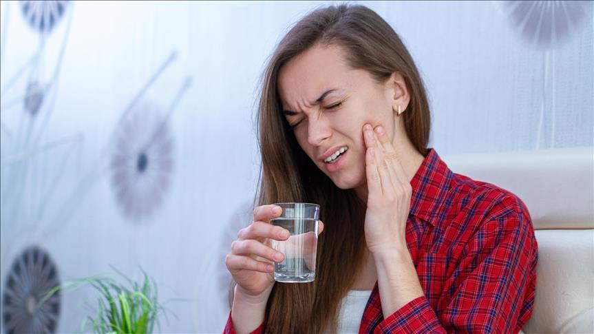 Diş eti çekilmesi: Nedenleri, belirtileri ve önlemler