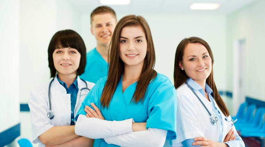 İngiltere'de yeni mezun bir doktor gerçekten ne kadar maaş alıyor?