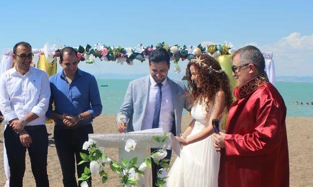 İki doktor kumsalda dünya evinde girdi 