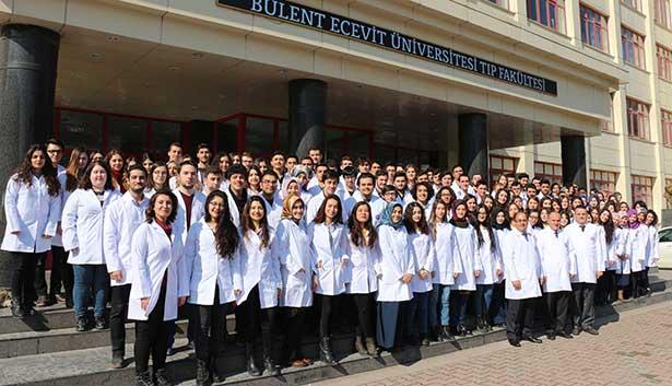 Beyaz önlüğün standardı belirlendi! Kim nasıl beyaz önlük giyecek?