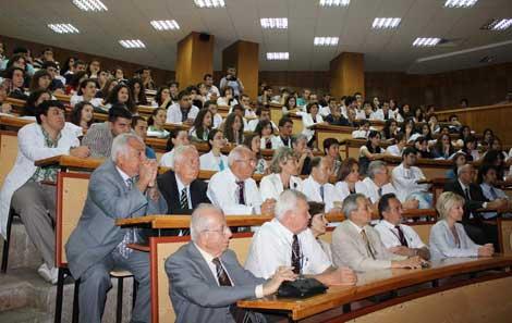Eski Bakan ve Dekan oğlundan öğrencilere ilk ders