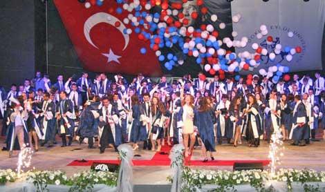 Rektör’den genç doktorlara: Nefesiniz açlıktan koksa da hasta bakmayarak eylem yapmayın