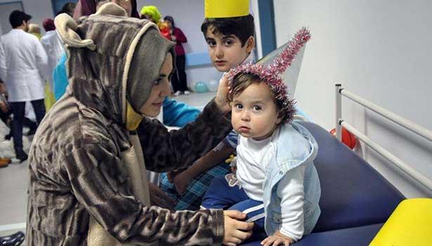 Tıp öğrencilerinden hasta çocuklara yılbaşı eğlencesi