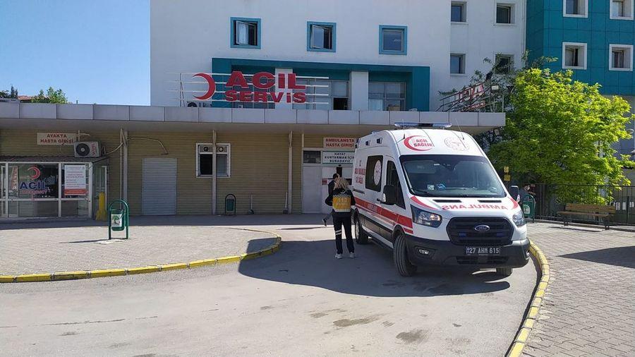 Gaziantep'de hasta yakınları, vaka getiren ambulansın önüne keserek kaçırmaya çalıştı!