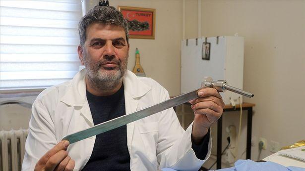 Ameliyatlarında kullandığı aletleri onaran profesör hastane bütçesine katkı sağlıyor