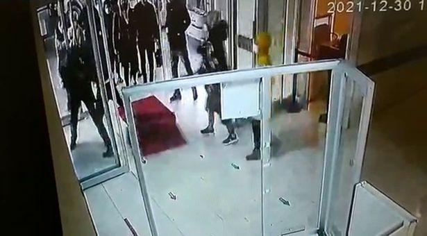 Sağlık çalışanlarıyla tartışan hasta yakını güvenlik görevlisini darp etti