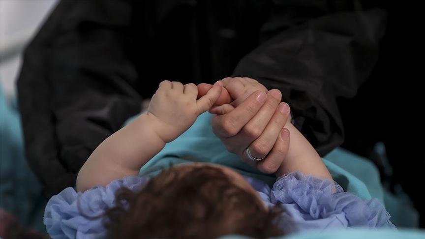 Annesinin hastanede bıraktığı 16 aylık Galya bebeğin 'her şeyi' hemşireler oldu