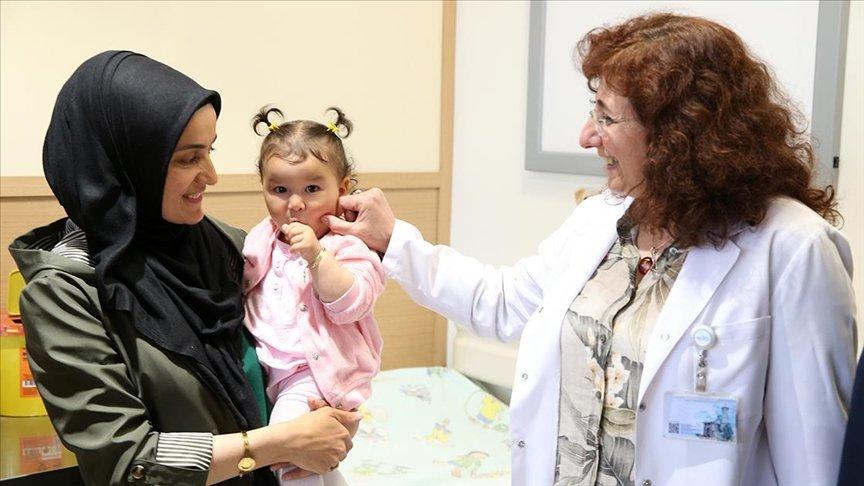 7 aylık bebeğin karnından 400 binde 1 görülen tümör çıkarıldı