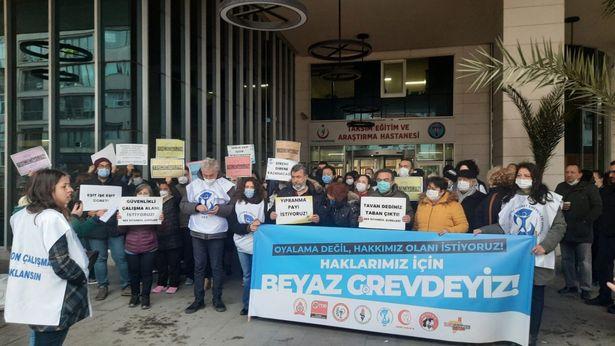 Hekimler iş bıraktı: 'Haklarımız için grevdeyiz!'
