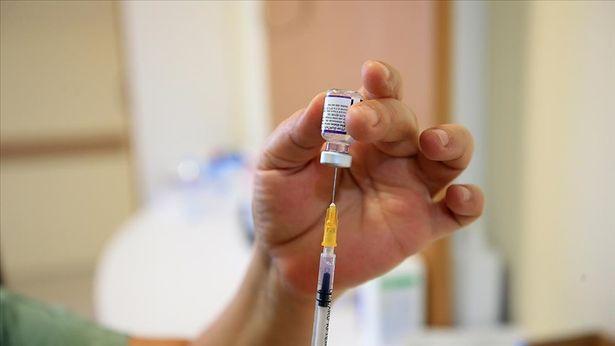 Aşı karşıtlarına 'aşı yapıyormuş gibi yapan' hemşire tutuklandı
