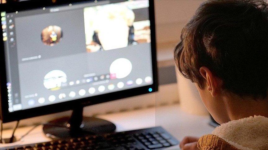 Ekran karşısında beslenme çocuklarda obezite riskini artırıyor