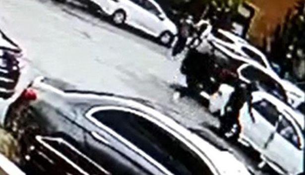 Denizli'de doktora bıçakla saldıran şüphelinin kaçma anı kameralara yansıdı