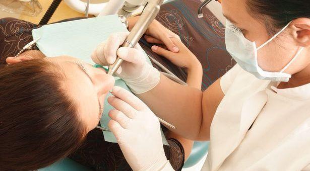İngiltere'de diş hekimi kıtlığı: 5 kişiden biri kendi dişini çekiyor