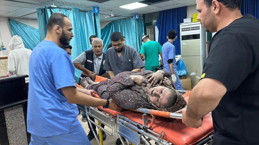 Gazze'deki Sağlık Bakanlığı: Yaralılar yoğunluk nedeniyle ameliyathanelerin önünde yerde yatıyor