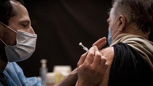 Fransa’da sağlık çalışanları için aşı zorunluluğu uygulaması başladı