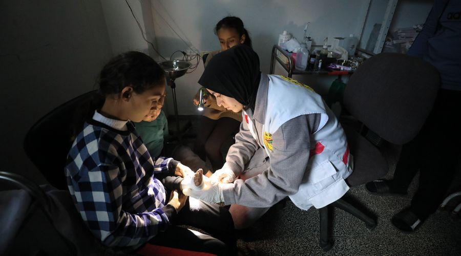Gazze'de elektrik kesintisi yaşanan hastanede çocuklar 'telefon ışığı' altında tedavi ediliyor
