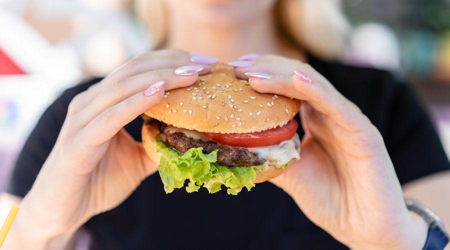 'Mukbang' akımı, obezite gibi sağlık sorunlarına yol açabiliyor