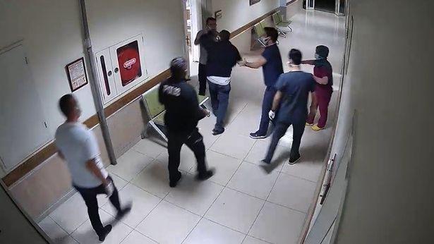 Sağlık kontrolüne getirilen şüphelinin yakınları hastaneyi bastı: Sağlık ve polis ekiplerine saldırdılar