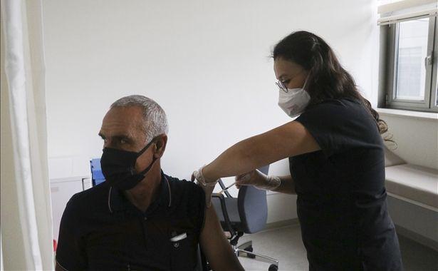 Dedesini Kovid-19'dan kaybeden hemşire vatandaşları aşılamak için yoğun çaba harcıyor