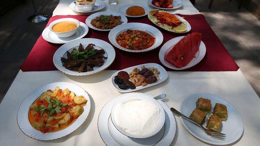 İftarda aşırı yemek, sindirim sisteminin zorlanmasına neden olabilir