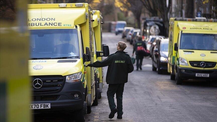 İngiltere ve Galler'de binlerce ambulans çalışanı greve gitti