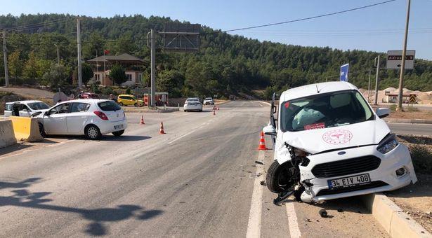 İl sağlık müdürlerinin bulunduğu araca hemşirenin kullandığı otomobil çarptı
