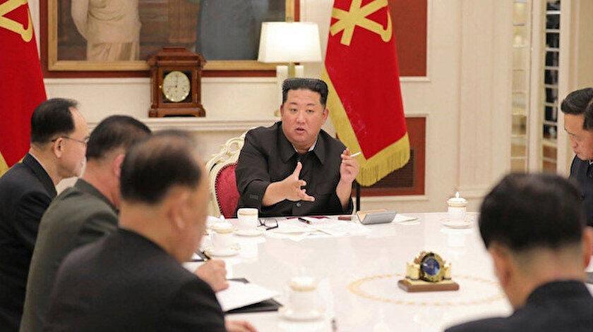 Kuzey Kore lideri Kim Jong-un, koronavirüs toplantısında sigara içti