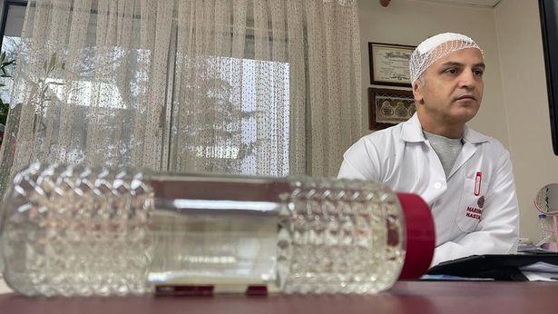 Yanlış ilaç verdiğini iddia etti, 'ne biçim doktorsun' diyerek kolonya şişesi ile kafasına vurdu