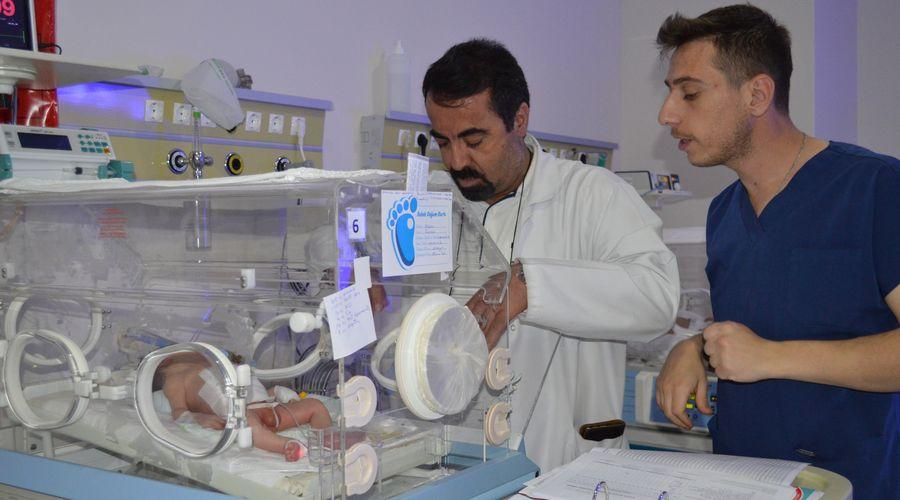 Muş'ta bağırsakları dışarıda doğan bebeğe 7'nci saatte Elazığ'da ameliyat