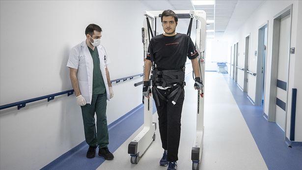 Kaza sonucu felç kalan genç, robotik rehabilitasyon ile 3 ayda ayağa kalktı
