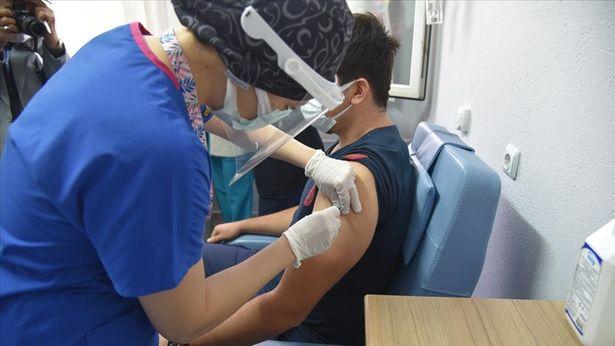 Sağlık çalışanları ve öncelikli gruplara 4. doz aşı hakkı tanımlandı